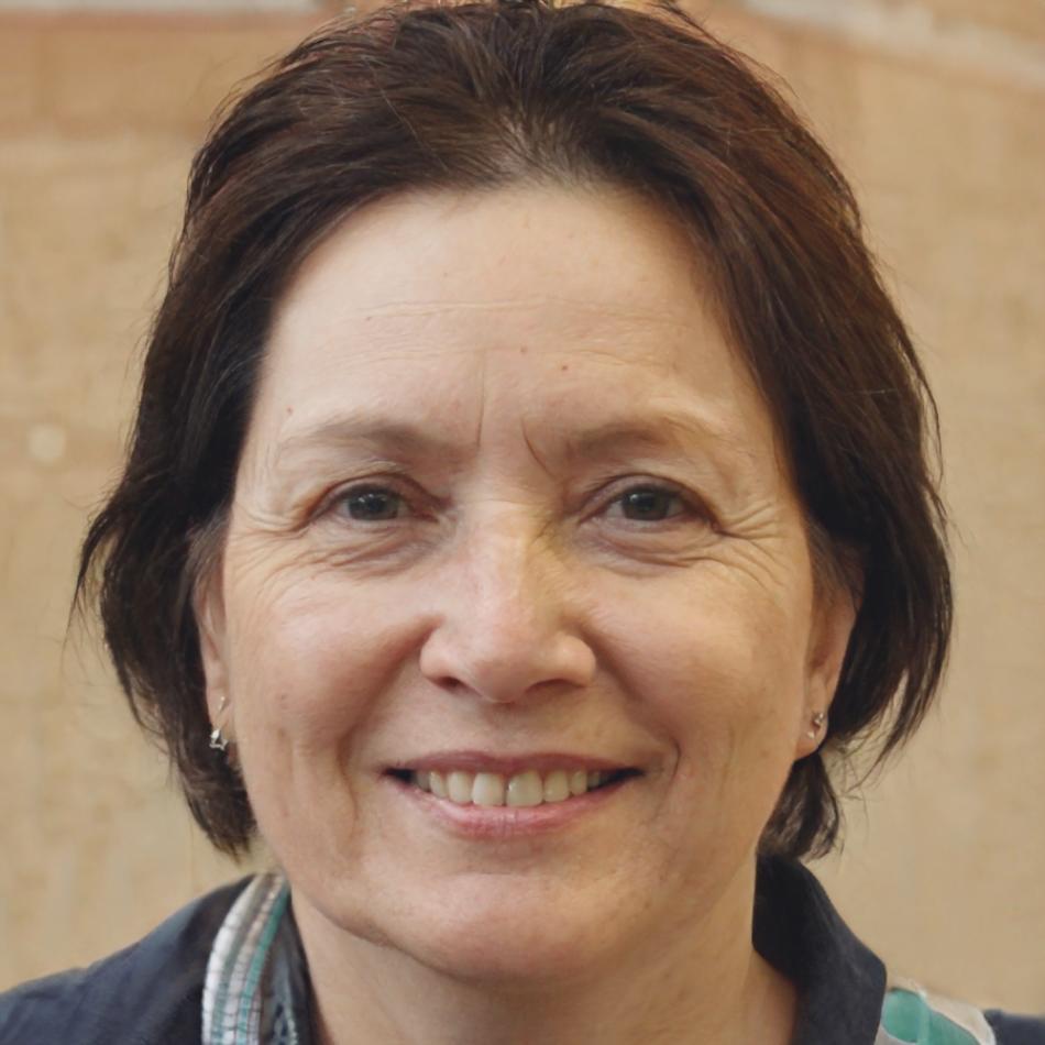 Dr. Elena Martínez, Directora de Investigación